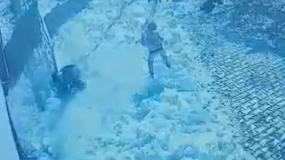 Başına buz kütlesi düşen ilkokul öğrencisi ağır yaralandı; o anlar kamerada