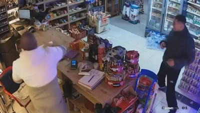 Bodrum'da markete giren tavuk güçlükle çıkartıldı; o anlar kamerada