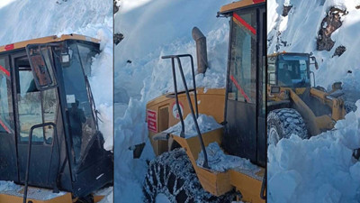 İş makinesinin üzerine çığ düştü, operatör son anda kurtuldu
