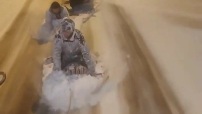 Paletten yaptıkları kızağı traktörün arkasına bağlayıp, kaydılar