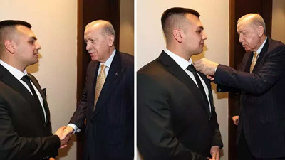 AK Parti'ye katılan Recep Tayyip Erdoğan'ın parti rozeti Cumhurbaşkanı Recep Tayyip Erdoğan tarafından takıldı