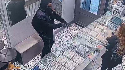 Balıkesir'de maskeli ve silahlı kuyumcu soygunu; yaşananlar kamerada