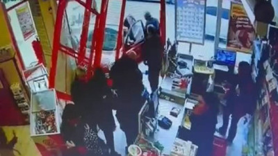 Küçükçekmece’de otomobil markete girdi, sürücünün fren yerine gaza bastığı iddia edildi