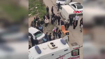 Motosiklet park halindeki otomobillere çarptı; 2 yaralı