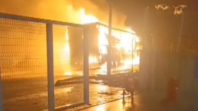 Arnavutköy'de sanayi sitesinde karton koli yüklü TIR alev alev yandı