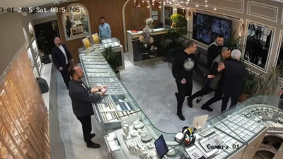 Bayrampaşa'da kuyumcuya sahte altın satmaya çalıştı; çalışanlarla şüpheli arasındaki arbede kamerada