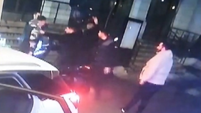 Pendik'te yolda duran kişiye hafif şekilde çarpan motokuryenin darbedildiği anlar kamerada