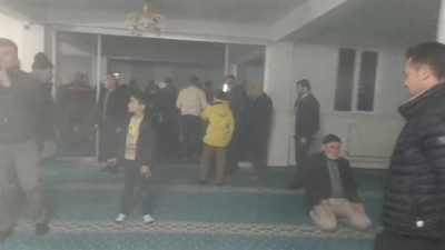 Teravihte yangın çıktı; namaza devam ettiği anlar kamerada