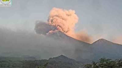 Guatemala'daki Fuego Yanardağı patladı