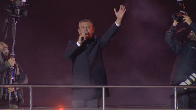 CHP Genel Başkanı Özgür Özel Saraçhane'de konuştu: Biz kazanacağız, siz kazanacaksınız, Türkiye kazanacak. Size inanıyor, güveniyoruz