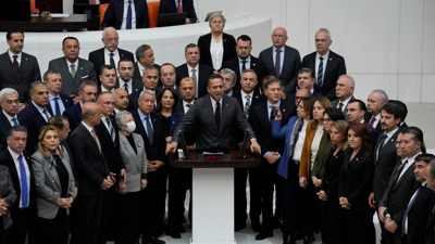 CHP'li vekiller kürsüyü işgal etti: TBMM Genel Kurulu kapandı