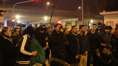 Antalya'da bir gösterici, polisten aldığı megafonla 'sükunet' uyarısı yaptı