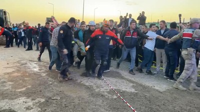 Şanlıurfa'da kanalizasyon kazısı sırasında toprak altında kalan 3 işçi hayatını kaybetti