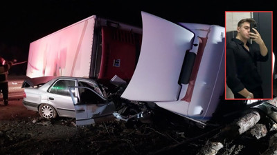 TIR'ın üzerine devrildiği otomobildeki baba yaralandı, oğlu öldü; kaza kamerada