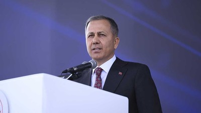 Bakan Yerlikaya duyurdu: Kırmızı bültenle aranan 4 kişi Türkiye'ye getirildi