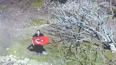 Elinde Türk bayrağı ile polis helikopterini selamlayan kadına plaket