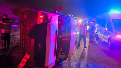 Taziye ziyaretinden dönenlerin bulunduğu minibüs takla attı: 1 ölü, 10 yaralı