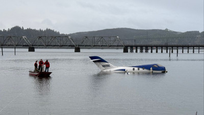 ABD'de bir uçak pistten kayarak suya düştü