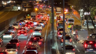 Avcılar D-100 Karayolu'nda zincirleme kaza; trafik yoğunluğu oluştu