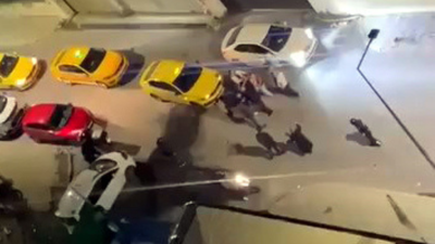 Avcılar’da yurt önünde taksici öğrenci kavgası kamerada