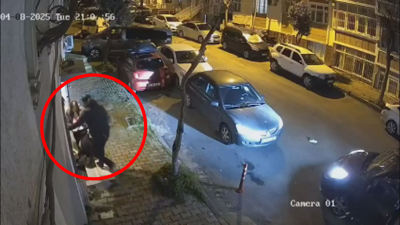 Gaziosmanpaşa'da sokak ortasında kucağında bebeği olan eşini darbetti