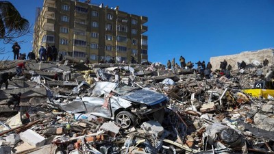 Depremde 19 kişiye mezar olan Akar Apartmanı davasında şantiye şefi tahliye edildi