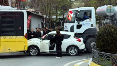 Avcılar'da beton mikseri otomobile çarptı; o anlar kamerada