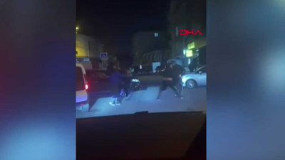 Ataşehir'de yol tartışmasında yumruklarla birbirlerine saldırdılar; o anlar kamerada