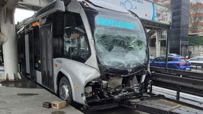 Avcılar'da durakta bekleyen metrobüse başka bir metrobüs çarptı: 21 yaralı