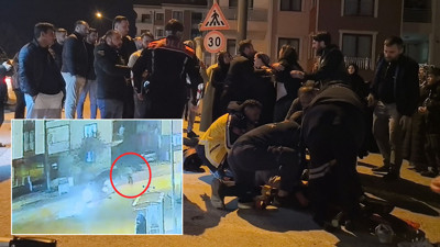 Bursa'da otomobil ile çarpışan motosikletin sürücüsü ağır yaralandı; kaza anı kamerada