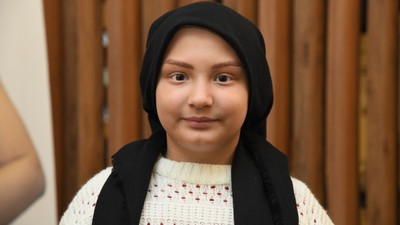 Osmaniye'de kaş, kirpik ve saçları dökülen küçük kızın tedavisini Başkan Çenet üstlendi