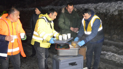 Samsun’da kar yağışı nedeniyle yolda mahsur kalanlara sıcak çorba ikram edildi