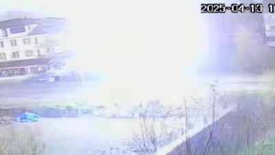 Ağaca yıldırım düştüğü o anlar kameraya yansıdı