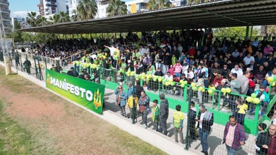 Amatör lig maçında taraftarlar tribünlere sığmadı