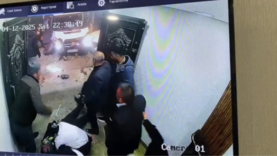 Avcılar’da otopark görevlisine çarpan minibüsün sürücüsü, aracını bırakıp kaçtı