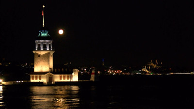 İstanbul'da baharın habercisi 'Pembe Ay' görsel şölen oluşturdu