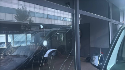 Bağcılar'da el yapımı patlayıcı atılan oto galeride hasar oluştu