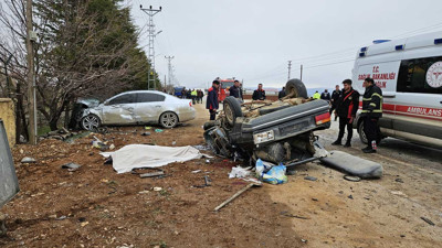 Kahramanmaraş'ta iki otomobilin çarpıştığı kazada 3 kişi öldü, 3 kişi yaralandı