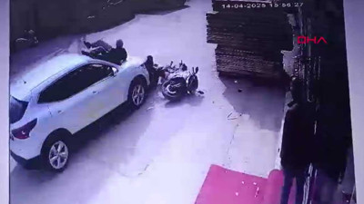 Otomobilin çarptığı motosikletli yaralandı, arkasındaki yolcu kaçtı; o anlar kamerada