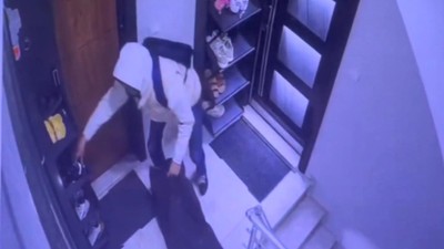 Pişkin hırsız, girdiği apartmanda ayakkabıları seçe seçe çaldı! O anlar kamerada