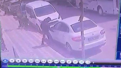 Sultangazi'de 2 çocuk kesici aletle park halindeki araçlara zarar verdi