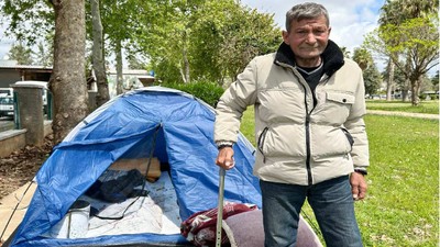 Bacağı sakatlanınca işinden oldu, parka kurduğu çadırda yaşıyor