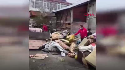 Van'da kötü koku yayılan evden 10 ton çöp çıktı