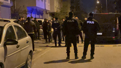 Balkondan tüfekle havaya ateşe açıp, kendini eve kilitledi