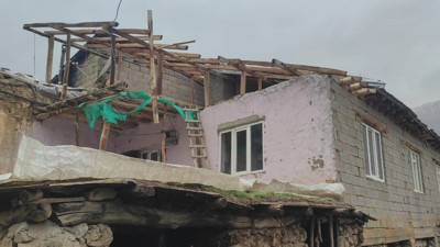 Çatak’taki fırtınanın bilançosu: 50’den fazla evin çatısı uçtu, 100’ün üzerinde ağaç devrildi