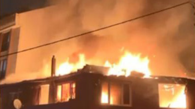 Gaziosmanpaşa'da, metruk evde çıkan yangın yandaki binaya sıçradı: 'Bu beşinci yanışı'