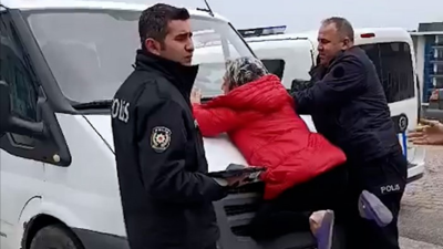 Sahipsiz hayvanları toplayan zabıta görevlilerinin aracına çıkan kadını polis ikna etti; olay anı kamerada