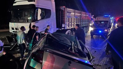 Adana’da refüjü aşıp karşı yöne geçen otomobil, kamyonla çarpıştı: 1 ölü, 1 yaralı