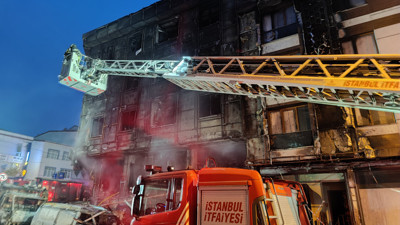 Başakşehir'de 4 katlı iş merkezinde yangın; 6 iş yeri ile 2 araç kullanılamaz hale geldi