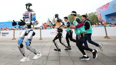 Dünyada bir ilk... Çin'de insansı robotlar yarı maratonda insanlarla birlikte yarıştı